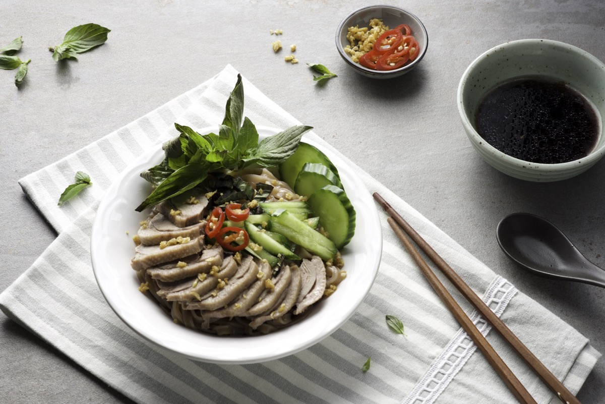 Rezept für einen einfachen und schnellen Nudelsalat mit Ente, Reisbandnudeln aus braunem Reis und frischer Gurke. Dieser vietnamesische Nudelsalat wird mit geröstetem Knoblauch und einem Dressing aus Sojasauce genossen.