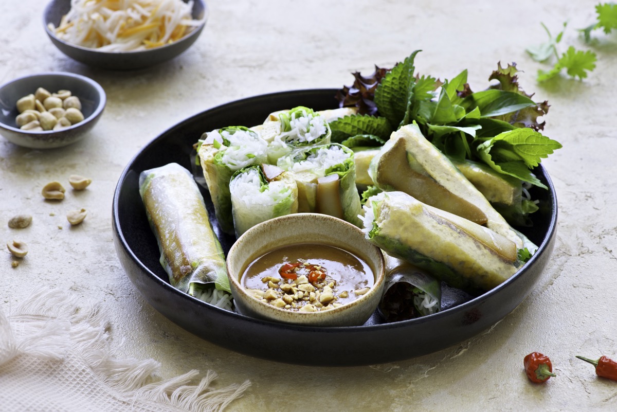 Rezept für vegane, vietnamesische Sommerrollen mit marinierten Pilzen. Die Sommerrollen werden mit einer cremigen Dip-Sauce aus Hoisin und Erdnussbutter gegessen.
